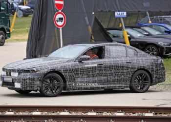 Tamamen elektrikli BMW i5, kamuflajlı olarak görüntülendi