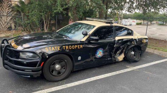 Tesla Model 3, Park Halindeki Bir Polis Arabasına Çarptı! Tesla Model 3, Park Halindeki Bir Polis Arabasına Çarptı!