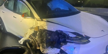 Tesla Model 3, Park Halindeki Bir Polis Arabasına Çarptı!