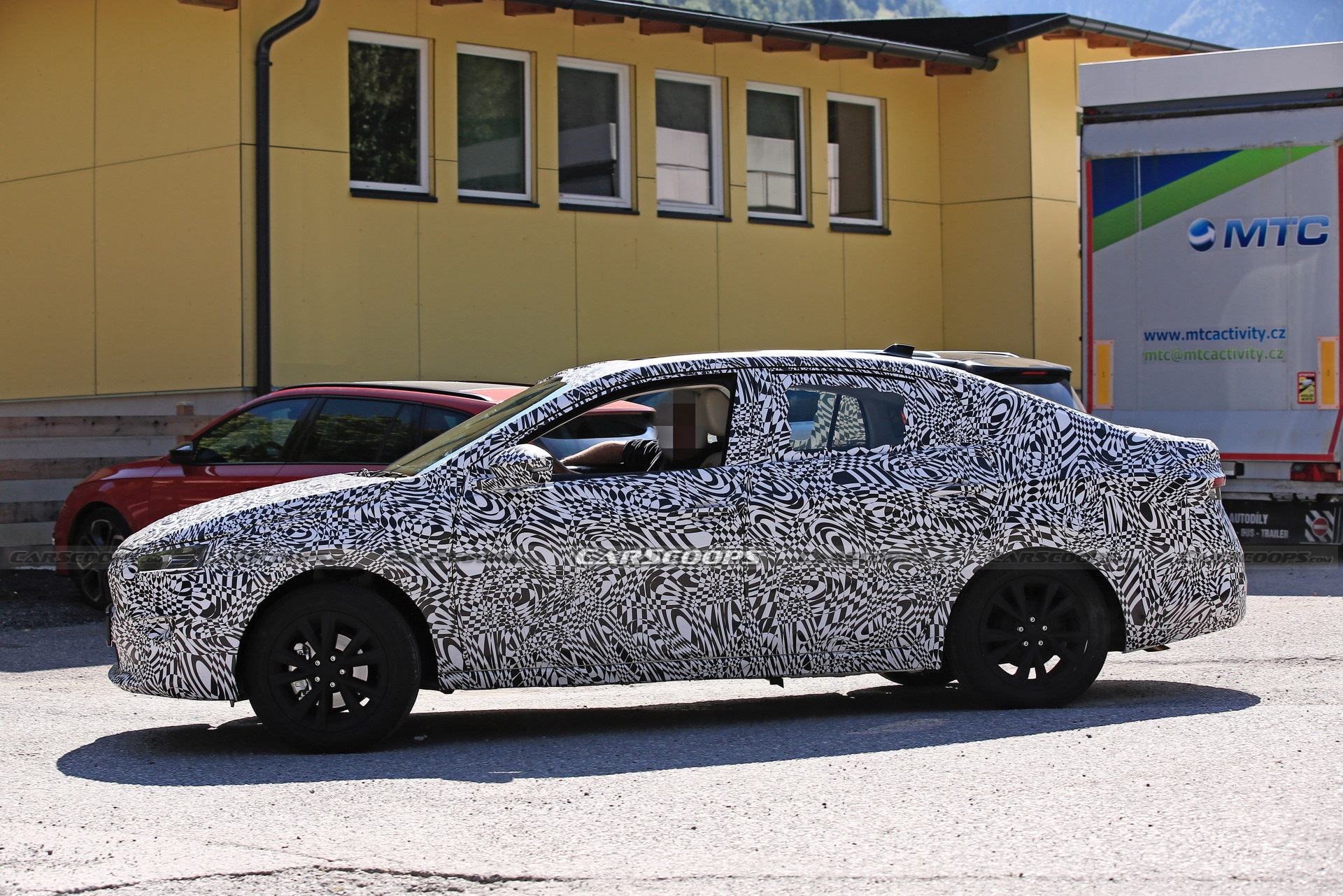 Fabia temelli sedan Skoda Slavia, kamuflajlı olarak görüntülendi