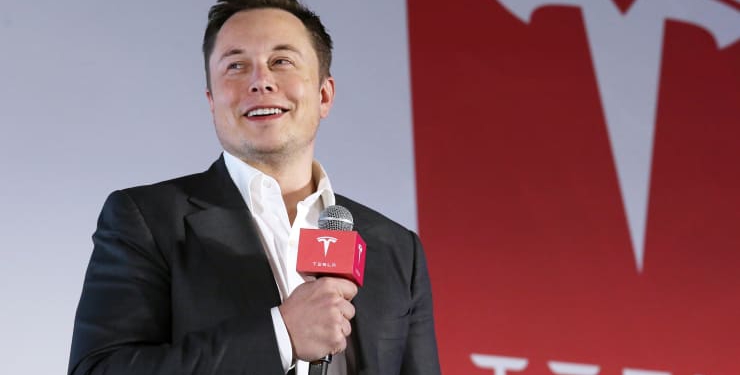 Tesla Motors CEO’su Elon Musk, Model S’nin yanında medyaya konuşuyor.
