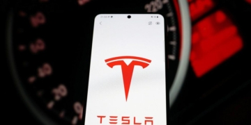 Tesla Sürücüleri, Kesintiden Sonra Araçlarını Çalıştıramadı!