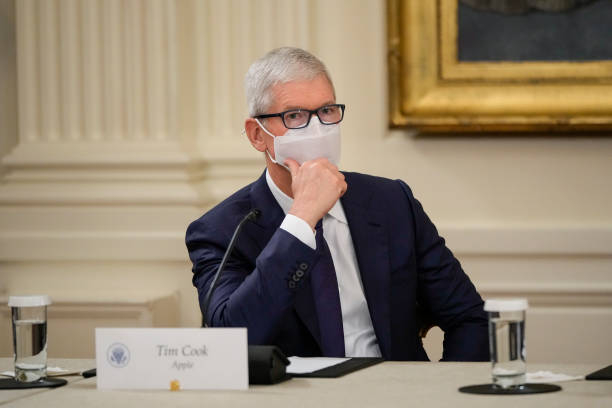 Apple Hisseleri, Morgan Stanley Fiyat Hedefini 200 Dolara Yükseltince Yükselişe Geçti! WASHINGTON, DC - AUGUST 25: Apple CEO Tim Cook listens as U.S. President Joe Biden speaks during a meeting about cybersecurity in the East Room of the White House on August 25, 2021 in Washington, DC. Members of the Biden cabinet, national security team and leaders from the private sector attended the meeting about improving the nation's cybersecurity. (Photo by Drew Angerer/Getty Images)