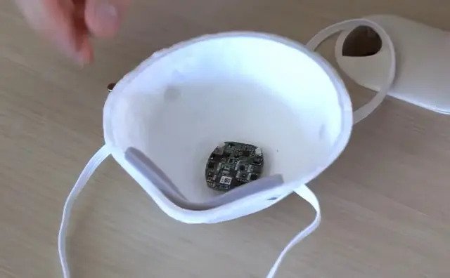 Araştırmacılar, Yüz Maskesini Fitbit Gibi Bir Cihaza Dönüştürebilecek Akıllı Bir Sensör Geliştirdi