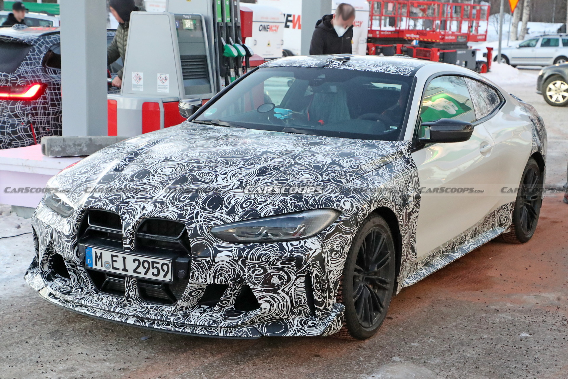 BMW M4 CSL, markanın 50. yaş kutlama videosunda gözüktü!