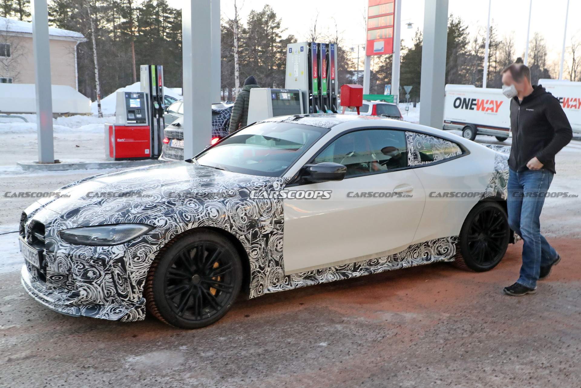 BMW M4 CSL, markanın 50. yaş kutlama videosunda gözüktü!