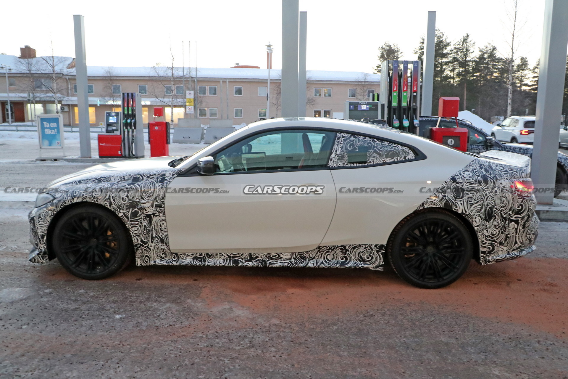 BMW M4 CSL, markanın 50. yaş kutlama videosunda gözüktü!