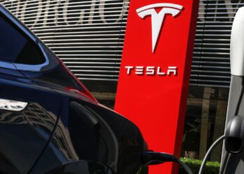 Tesla-Iki-Yil-Icinde-Ilk-Kez-Teslimatlarda-Dususle-Karsi-Karsiya