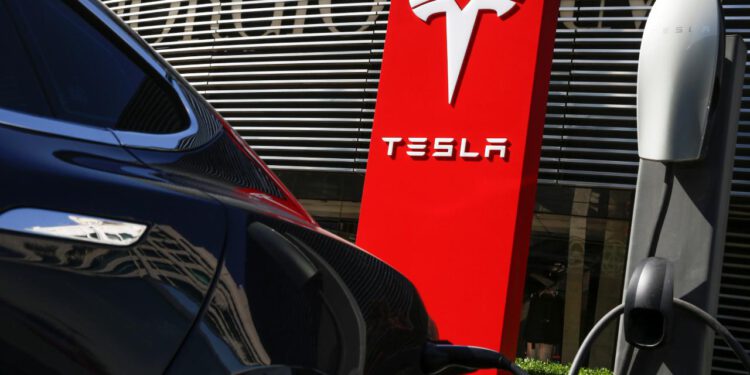 Tesla-Iki-Yil-Icinde-Ilk-Kez-Teslimatlarda-Dususle-Karsi-Karsiya