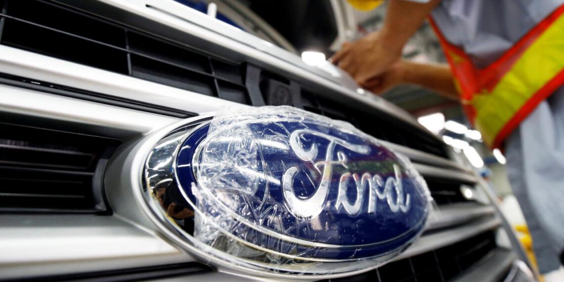 Ford-3-Bin-Kisiyi-Isten-Cikardi-1