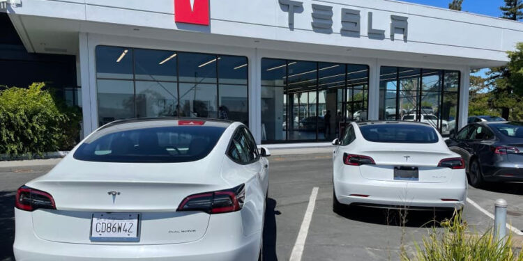 DMV, Tesla'yı Aldatıcı Uygulamalar Yapmakla Suçluyor