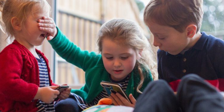 İngiltere, Çevrimiçi Güvenlik Yasasını Geri Getiriyor