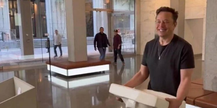 Elon-Musk-Twitter-Binasina-Elinde-Lavaboyla-Girdi