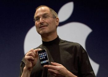 Kutusundan-Hic-cikmamis-Ilk-iPhone-Rekor-Fiyata-Satildi