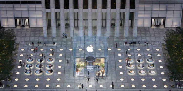 Apple-Fifth-Avenuedan-300-iPhone-Satin-Alan-Adam-Soyuldu