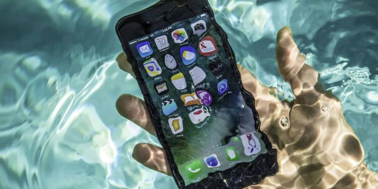 Denize-Dusen-iPhone-Bir-Bucuk-Yil-Sonra-Sahibine-Calisir-Halde-Geri-Dondu