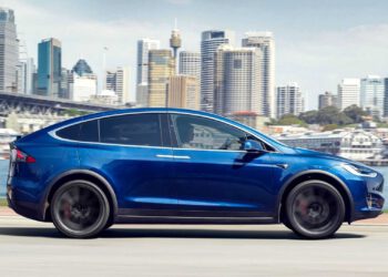 Tesla-30-Bin-Model-X-Aracini-Geri-Cagiriyor
