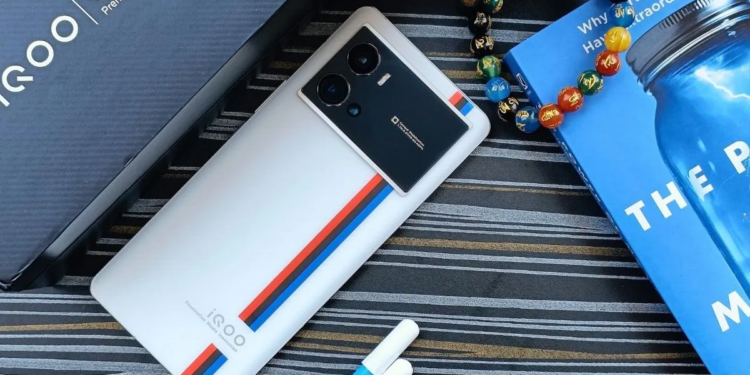 iQOO 11 Legend Globalde İlk Snapdragon 8 Gen 2'li Cihaz Olabilir