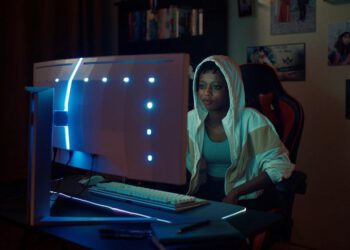 Philips Evnia Kavisli Oyun Monitörü Hindistan'da Piyasaya Sürüldü
