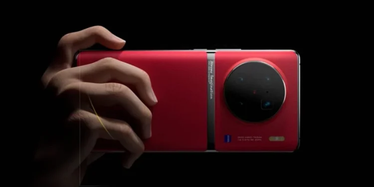 Vivo X100 Pro+ göz alıcı tasarımıyla görenleri büyülüyor