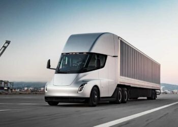 Tesla, Elektrikli Semi Kamyonları Müşterilere Teslim Etmeye Başladı