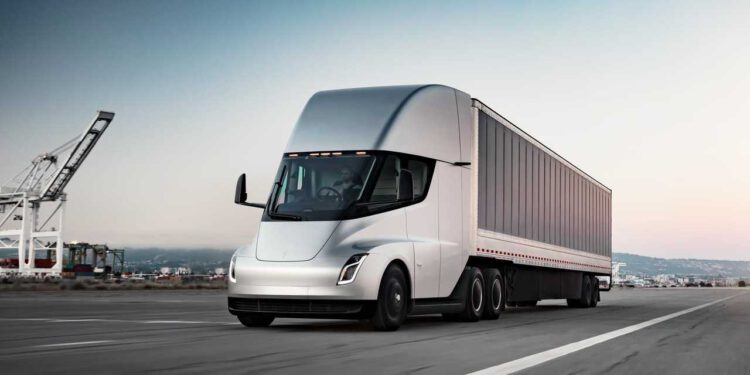 Tesla, Elektrikli Semi Kamyonları Müşterilere Teslim Etmeye Başladı