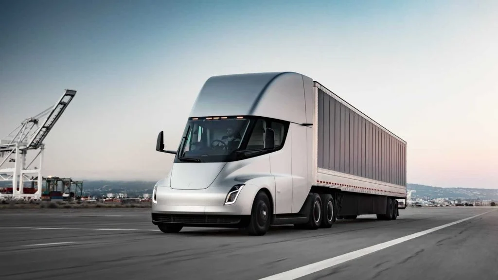 Tesla, Elektrikli Semi Kamyonları Müşterilere Teslim Etmeye Başladı