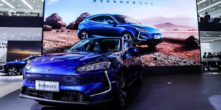 Huawei Tesla ile Rekabet Etmek için Fiyatları Düşürdü