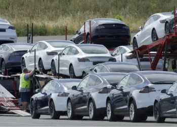 Tesla-363-Bin-Araci-Geri-Cagiriyor