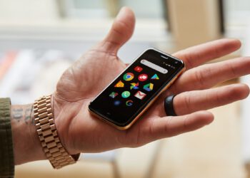 Pebble Telefon İşine Giriyor! Küçük Telefonlar Geri Geliyor!