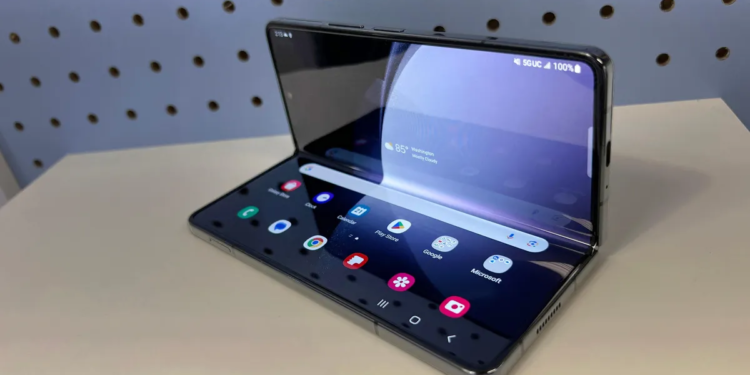Galaxy Z Fold 5 Parçalarına Ayrıldı! İşte Yeni Menteşe Sistemi! Galaxy Z Fold 5 Parçalarına Ayrıldı! İşte Yeni Menteşe Sistemi!
