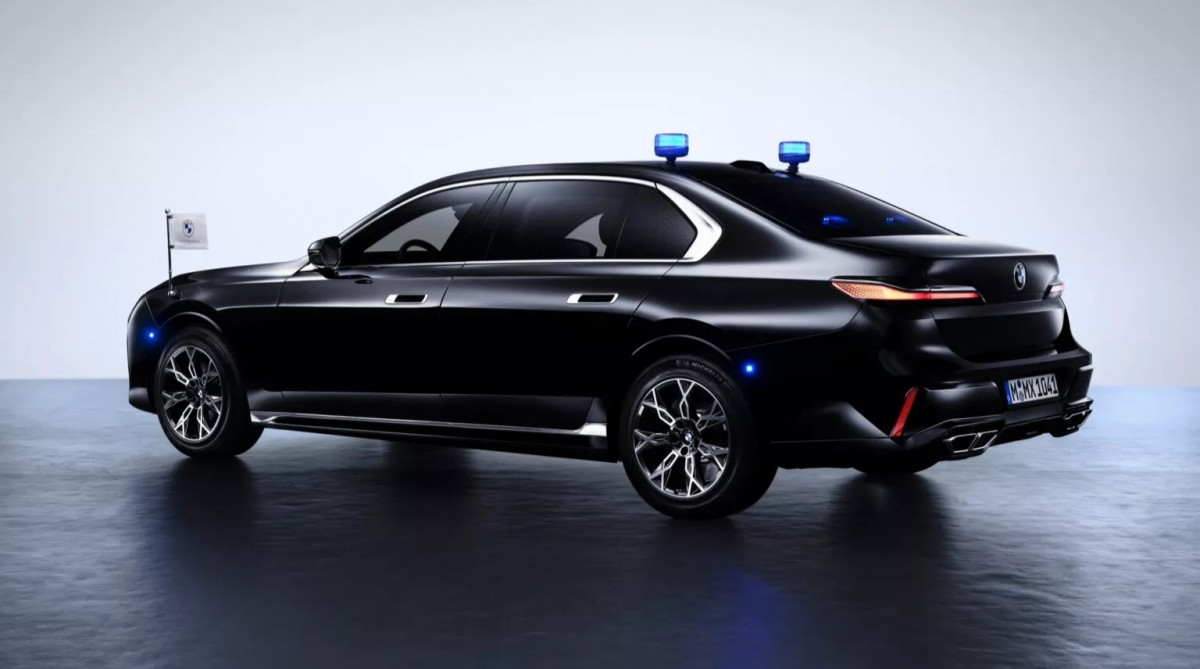 BMW i7