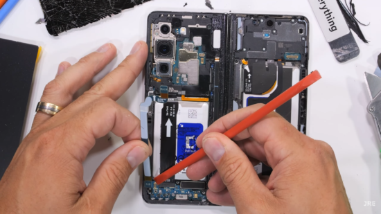 Galaxy Z Fold 5 Parçalarına Ayrıldı! İşte Yeni Menteşe Sistemi!