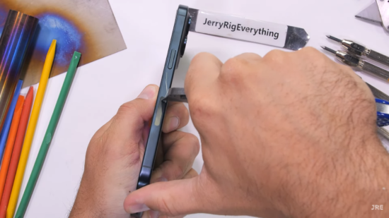 iPhone 15 Pro Max Dayanıklılık Testinde Sınıfta Kaldı! Bir İlk Oldu!