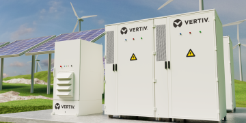 Vertiv, Kuzey Amerika ve EMEA bölgelerindeki uygulamalarda enerji şebekesinden bağımsızlığı desteklemek amacıyla, Vertiv™ DynaFlex Akü Enerji Depolama Sistemi'ni tanıttı.