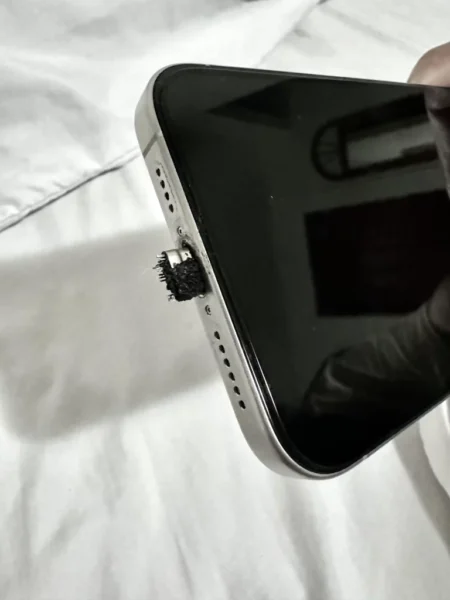 Çakma şarj aleti iPhone 15 Pro Max'i yaktı Çakma şarj aleti