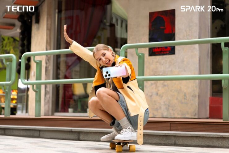 TECNO SPARK 20 Pro kamerası ile şapkadan tavşan çıkarıyor