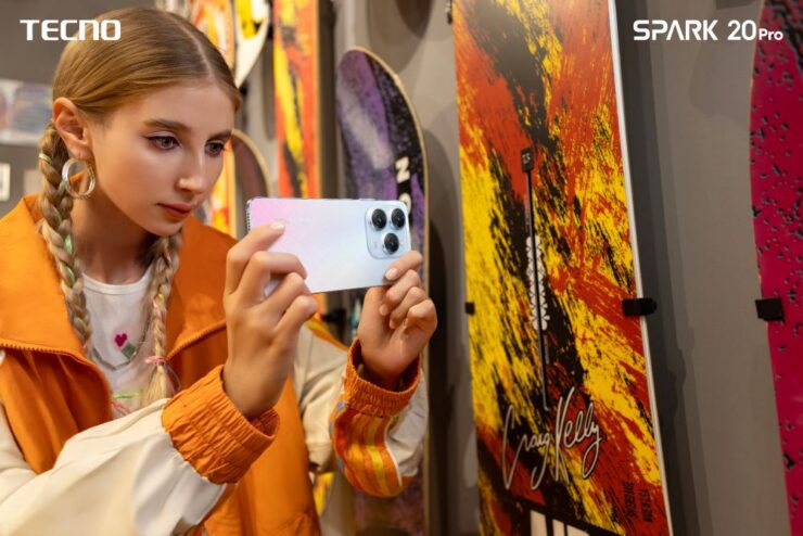 TECNO SPARK 20 Pro kamerası ile şapkadan tavşan çıkarıyor