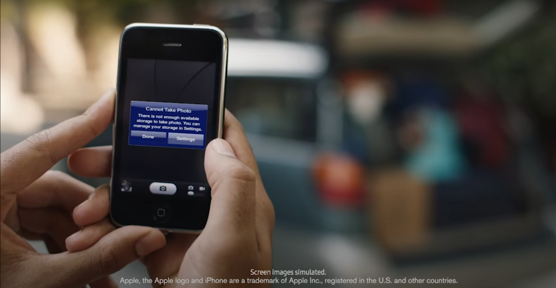 Трансляция айфон на самсунг. Реклама Samsung. Реклама Apple против Samsung. Самсунг реклама айфон челка. Iphone 5g Samsung Trolling.