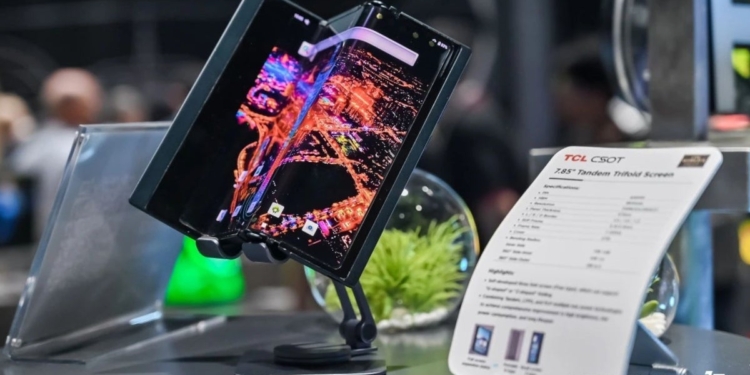 tcl üçe katlanabilir telefon