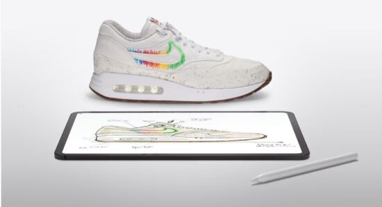 Apple CEO'su Tim Cook iPad etkinliği için özel üretim Nike ayakkabı giydi
