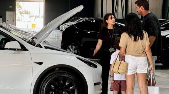 Ucuz Tesla Model Y arkadan itiş