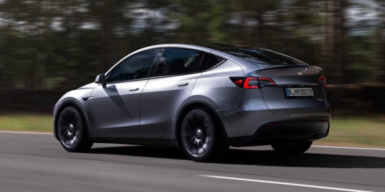 Ucuz Tesla Model Y arkadan itiş