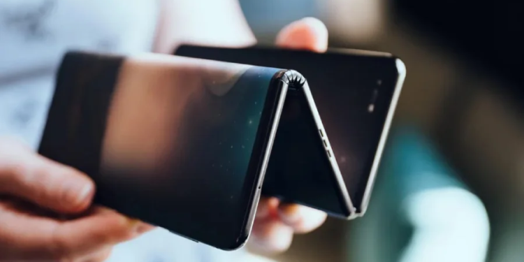 Huawei üçe katlanabilen telefon