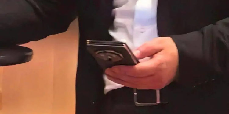 Huawei katlanabilir telefon