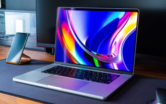 MacBook Pro çentiğe veda ediyor!