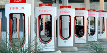 Tesla supercharger istasyonu