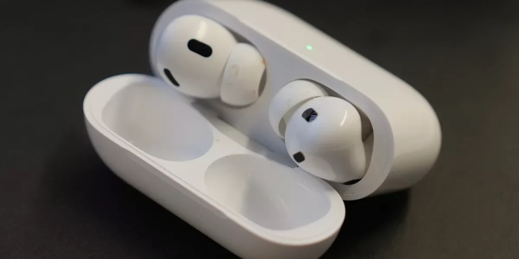 Teknoloji dünyası, Apple'ın giyilebilir cihazlarına entegre etmeyi planladığı yeni özelliklerle çalkalanıyor. Peki, yeni AirPods nasıl olacak?