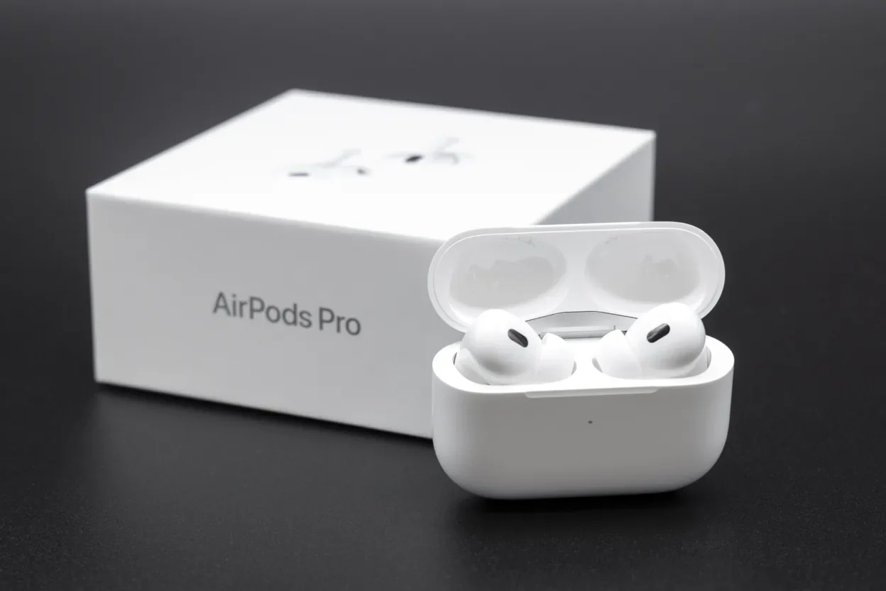 Teknoloji dünyası, Apple'ın giyilebilir cihazlarına entegre etmeyi planladığı yeni özelliklerle çalkalanıyor. Peki, yeni AirPods nasıl olacak?