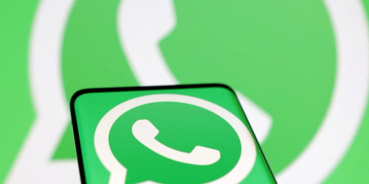 WhatsApp iOS 26 güncellemesiyle Liquid Glass tasarımına geçiyor! WhatsApp